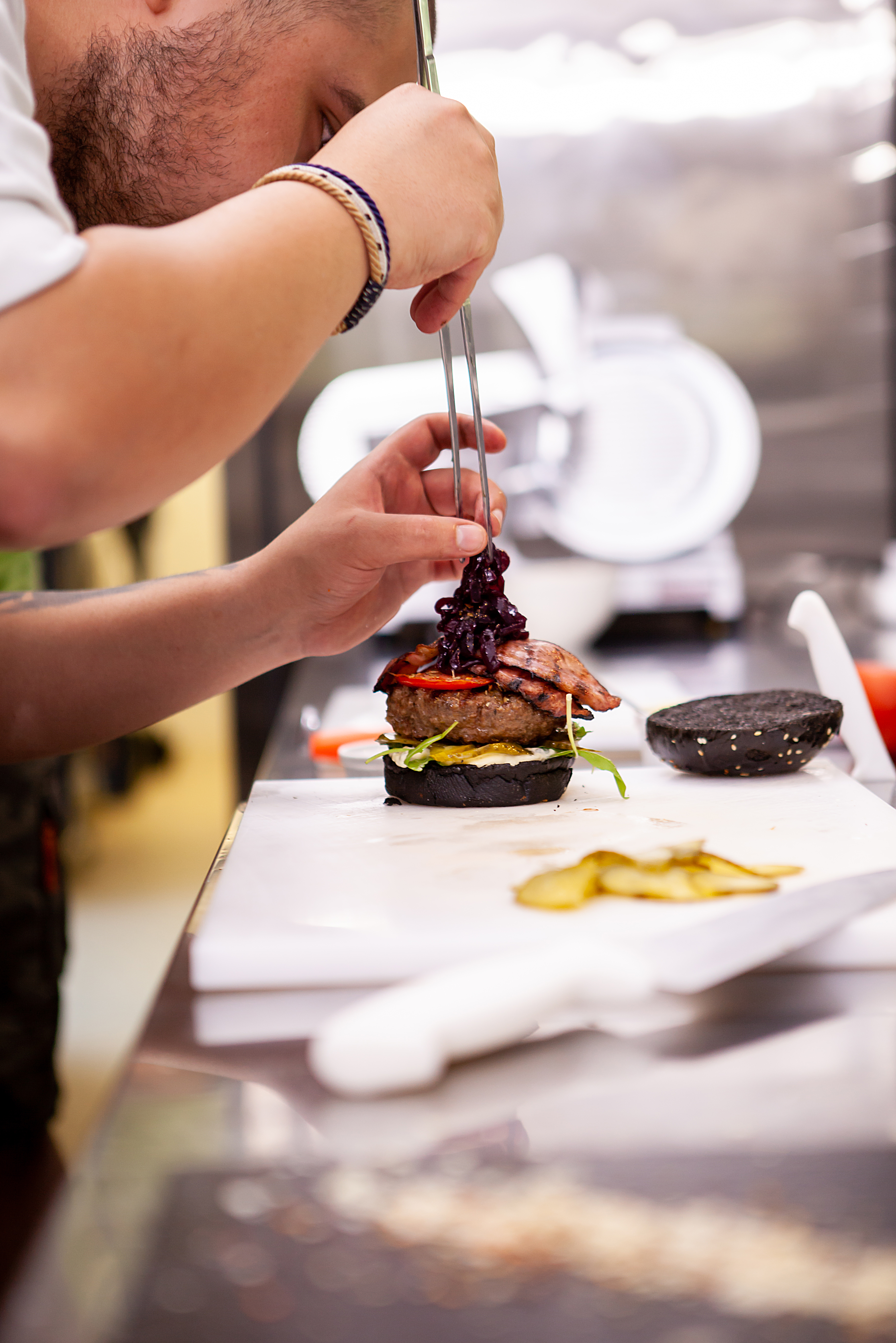 Imagem de um colaborador preparando um Hamburguer